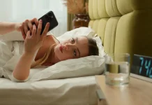 Stop Scroll, Kebiasaan Membuka Ponsel saat Bangun Tidur Berdampak pada Kesehatan