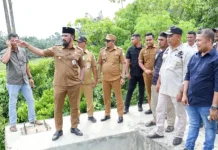 Bupati Aceh Timur Tinjau Proyek Jembatan Gantung Mangkrak