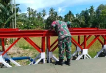 Babinsa Patroli Jembatan Babah Krueng, Pastikan Aktivitas Warga Tetap Lancar