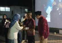 Momen Haru di Nobar Piala Dunia, Dewas RRI Serahkan Radio kepada Pertuni
