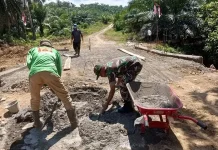 Babinsa Ikut Bantu Demi Jembatan Impian Warga