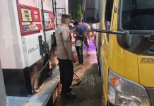 Polisi Tertibkan Antrean di SPBU, Pastikan Pengisian BBM Berjalan Lancar