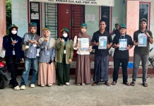 Mahasiswa KKN USK Pasang Poster Edukasi Masyarakat Gampong