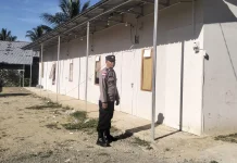 Sambangi Rumah Huntara, Polis Beri Semangat Penyintas Banjir
