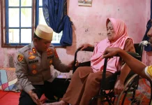 Kapolres Salurkan Kursi Roda dan Santunan kepada Lansia di Ujong Pacu