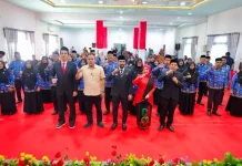 Bupati Al-Farlaky Lantik 21 Kepsek dan 8 Kepala Puskesmas