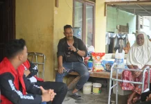 Ketua BMI Pidie Serahkan Bantuan Tongkat Kaki untuk Warga Grong-Grong