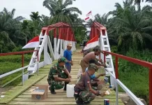 Babinsa dan Warga Cot Girek Rampungkan Jembatan