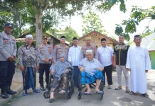 Kapolres Lhokseumawe Serahkan Kursi Roda kepada Dua Lansia