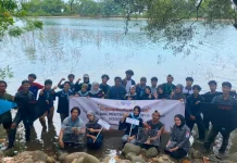Mahasiswa Unimal Gelar Aksi Transplantasi Lamun, Jaga Ekosistem Pesisir Rancong