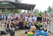 DLHK Bireuen dan KKN UIN Edukasi Warga Alue Mangki Olah Sampah