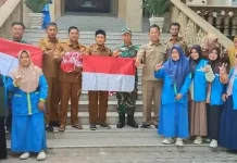 Babinsa dan pengurus Masjid Islamic Center Pasang Bendera Merah Putih