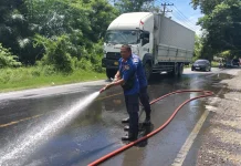 Damkar Lhokseumawe Tangani Tumpahan Oli di Jalan Nasional