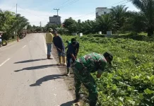 Warga Cot Girek Bersama Babinsa Bersihkan Desa Sambut Hut Ri Ke-81
