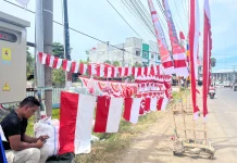 Pedagang Bendera Merah Putih Mulai Warnai Kota Lhokseumawe