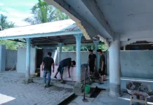 Mahasiswa KKN 43 Unimal Gotong Royong Bersihkan Meunasah Gampong Keureusek