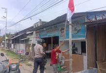 Polsek Banda Sakti Bersama Koramil 16 Ajak Warga Kibarkan Merah Putih jelang HUT RI