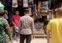 Babinsa Himbau Warga Kibarkan Merah Putih, Sambut HUT RI ke-81