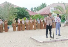 Jadi Pembina Upacara, Kapolsek Ajak Pelajar Jauhi Narkoba dan Judi Online