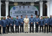 Wali Kota Langsa Serahkan Baitul Mal Award dan Zakat bagi Pelajar