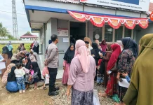 Kapolsek Samudera Kawal Penyaluran Bantuan Banjir untuk Warga