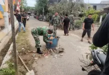Sambut HUT RI ke-81, Personel Posramil dan Warga Bersihkan Jalan Keude Lapang