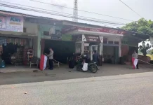 Sambut HUT RI ke-81, Polsek Nisam Bagikan Bendera Merah Putih kepada Masyarakat