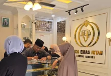 Harga Emas Kembali Naik, Pembeli Perhiasan Memadati Toko Emas Intan Krueng Geukueh