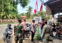 Polisi, TNI dan Satpol PP Ajak Warga Kibarkan Bendera