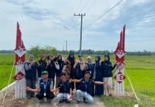 Semarak Kemerdekaan! Mahasiswa KKN Kelompok 26 UNIMAL Bangun Gapura di Desa Bayu