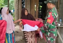 Dari Rumah ke Rumah, TNI-Polri Ajak Warga Kibarkan Merah Putih