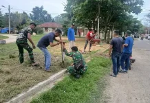 Sambut HUT RI Ke-81, TNI Bersama Warga Bersihkan Taman Kuta Lhoksukon