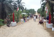 Sambut HUT RI ke-81, Warga dan Babinsa Gotong Royong Hiasi Desa dengan Merah Putih