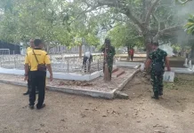 Danramil Dewantara Turun Langsung Bersihkan Makam Pejuang Kemerdekaan