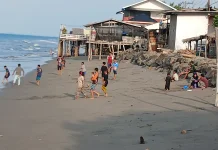 Anak-anak Manfaatkan Pantai Ujong Blang Bermain Bola saat Air Surut