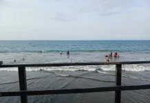Warga Lhokseumawe Manfaatkan Libur 17 Agustus Mandi Laut di Pantai Ujong Blang