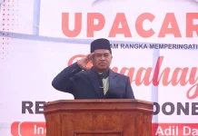 Dihadiri Konsulat Luar Negeri, Direktur Misbahul Ulum Pimpin Upacara HUT RI Ke-81