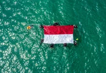 HUT Ke-81 RI, UKM TDC Unimal Kibarkan Merah Putih di Laut Ujung Batee