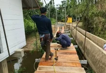 Babinsa Tinjau Pemasangan Tali Seling Jembatan Gantung Blang Gurah