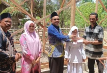 Kemenag Aceh Timur Bantu Dua Siswa Korban Kebakaran