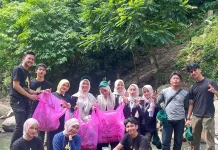 KKN Unimal dan Agam Inong Pasai Bersihkan Kawasan Blang Kolam