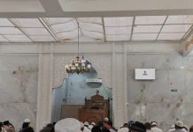 Hukum Mendengarkan Khotbah Jumat