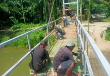Babinsa Pantau Pengerjaan Rehab Jembatan di Saweuk