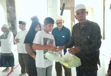 Peringati Maulid, Gampong Tumpok Teungoh Santuni 58 Anak Yatim