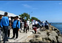 DLHK dan PII Bersihkan Pantai Jagu Lhokseumawe