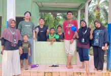KKN Kelompok 32 Gelar Gotong Royong Bersama Anak-Anak di Meunye Cut Bahagia