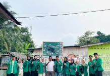 KKN 16 UNIMAL Pasang Papan Edukasi Sampah dan Peta Gampong di Blang dalam Tunong