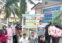 Mahasiswa KKN PPM Unimal Kelompok 40 Pasang Papan Penunjuk Dusun