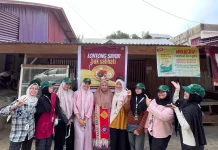 Dukung UMKM Lokal, KKN Unimal Pasang Spanduk Promosi