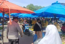 Polisi Hadir di tengah Aktivitas Pasar Jaga Keamanan Warga